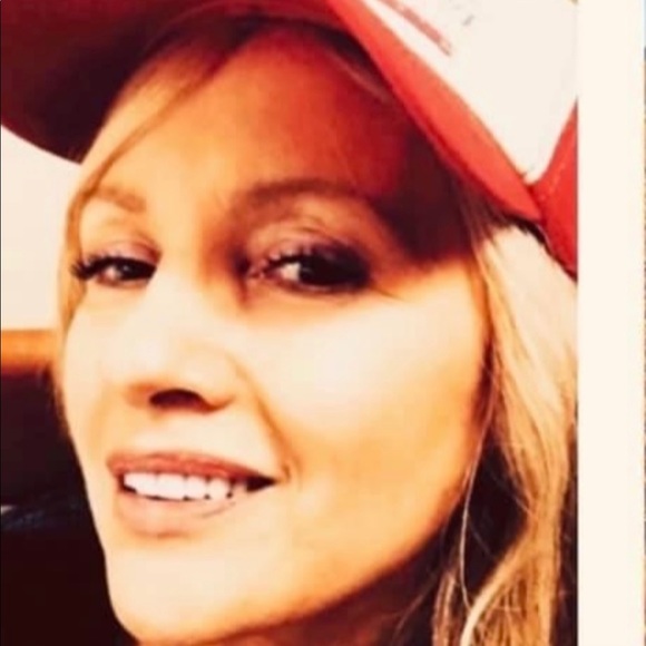 Meet your Posher, Laura - Picture 2 of 2